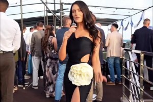 绝美欧冠女主持：皮耶罗已准备颁奖，你心中的年度最佳是谁~