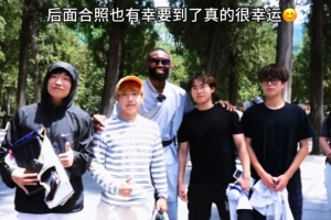 杰出偶像杰伦·布朗在少林寺热情为粉丝签名