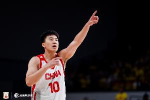 王俊杰上半场个人得分最高，8投3中，三分球3中1，贡献7分4篮板2助攻1抢断