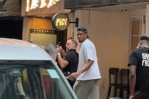 字母哥香港行街头偶遇被网友捕捉