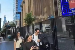 跟演唱会一样！纽约安保升级！整个麦迪逊周边都被围挡围起来了