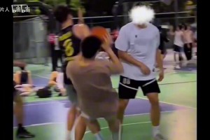 野球场上的野球拳！打球需谨慎，要和球徳好的人玩！