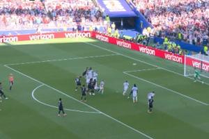 巴洛贡背对球门拿球倒地赢得任意球，蒂尔曼连续任意球得分！