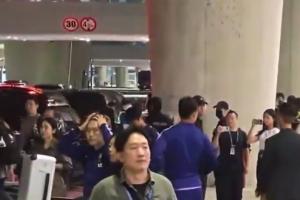 韩队机场被骂：**洪明甫！年薪退回！