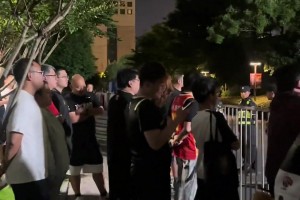 广厦球迷怒喷球队：要点脸吗？软蛋！一位阿姨：去骂上海人！