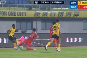 张源亮鞋底触及阿齐兹，VAR介入后黄牌升级为红牌