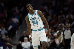 黄蜂已将迪亚巴特下赛季合同转为全额保障，美记报道