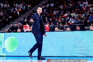 卢伟将比赛用球带入更衣室供全体队员签名，成为球队珍贵的纪念品