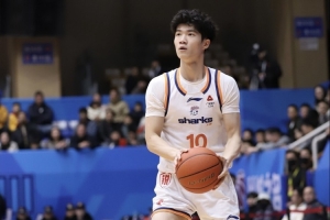 媒体人：若偰李永炜多加锻炼必能提升，身高是其优势，高快灵活才是未来之道