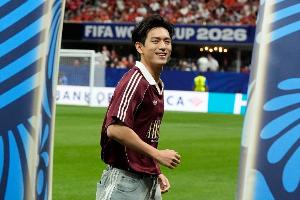 原来竟是摆球!中国演员李现亮相世界杯,担任西班牙与沙特比赛的开球嘉宾