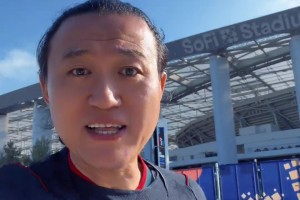 真怕被揍！王涛穿美国队服买伊朗球衣，全靠两件C罗梅西压惊