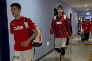 胡金秋朱俊龙入镜!记者分享照片:中国男篮抵达韩国高阳体育中心