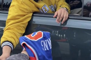 暖心大男孩❤️ 唐斯把落场球衣给了小球迷！