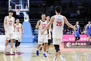记者:男篮以挡拆发动空间构建领先,但低位强攻存在空间局限问题