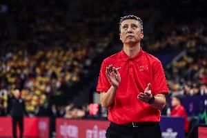媒体人指出：双方均致力于备战，郭导若欲取胜，不应在比分追平后不调整阵容