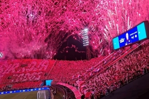 巴拉圭友谊赛赛前球场烟花绽放，世界杯首战迎战美国