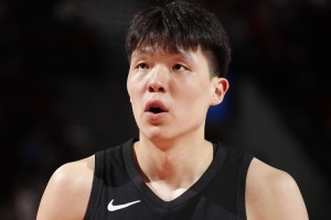 开拓者自媒体：签约卡尔森和留下罗威意图明显 球队对杨瀚森信心不足