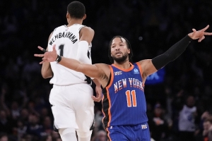尼克斯与马刺同位置球员对比，尼克斯略胜一筹，侧翼对位成关键