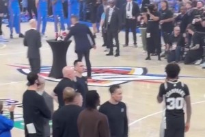 西决G1赛前，文班曾默默注视SGA领取MVP奖杯！今天文班也拿了西决MVP！