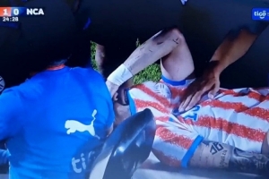 世界杯首战前夕，巴拉圭球员恩西索友谊赛中受伤，捂脸泪流满面