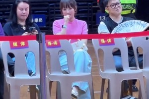 结束NBA新秀赛季回到青岛，杨瀚森带女友现身球迷见面会...