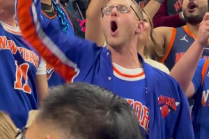 势头压不住了！尼克斯球迷在马刺主场高呼：尼克斯4场搞定！