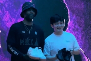 欧文中国之旅中与樊振东同框，互赠运动鞋