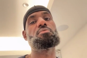 世界杯时刻!詹姆斯分享自拍为美国男足对阵比利时之战助威