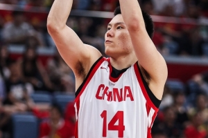 激烈争夺中！李弘权替补登场贡献6篮板外加3分2抢断