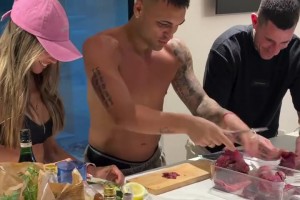 劳塔罗和老婆在家做烤肉，你俩在家都这么清凉的嘛