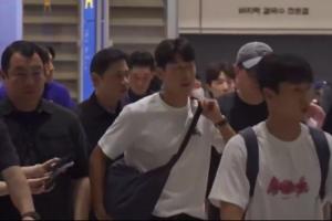 待遇反差巨大!洪明甫返韩遭骂声如潮,今日孙兴慜归国获球迷支持