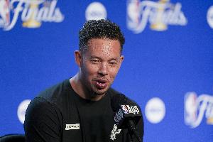 米奇·约翰逊指出，马刺在尼克斯主场已连续6次败北，G3需全力备战