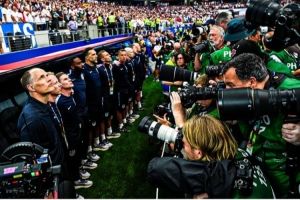 图赫尔对FIFA表示不满：国歌演奏时，身前50名摄影师直面拍摄，影响了我的感受