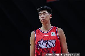媒体人：文班亚马固然独一无二，但2米26的徐昕灵活性不容忽视