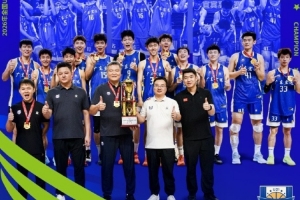 全国U21青年篮球锦标赛男子组成功落幕，广东队夺得冠军奖杯