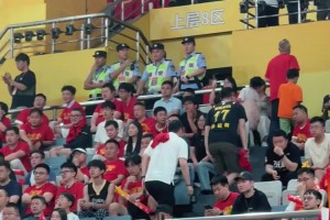 被打花&0-3落后！浙江广厦主场不少球迷提前离场