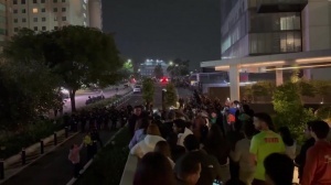 墨西哥球迷深夜在英格兰酒店外鼓噪，安保未采取行动