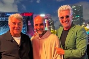 世体：拉波尔塔与瓜迪奥拉出席音乐节，同观演出并合影