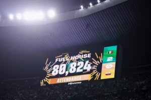 激情！80824人次涌进阿兹特克体育场见证墨西哥2-0厄瓜多尔，现场座无虚席！