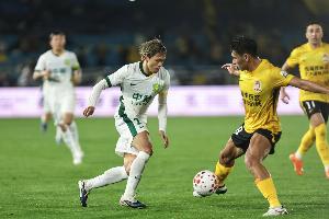 主场2-1战胜海港后，青岛西海岸在中超联赛中保持13轮不败
