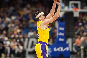 湖人休赛期投入高达4.46亿,里夫斯签下4年1.85亿合同,凯斯勒获4年1.3亿大合同