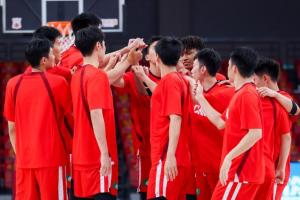 直播吧：男篮21日热身赛对澳大利亚队，阵容以年轻球员为主，超新星悉数在列