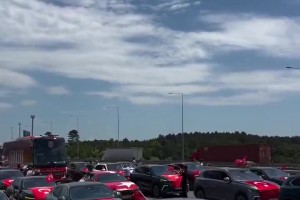 排面拉满！土耳其球迷用庞大的车队护送球员们前往机场