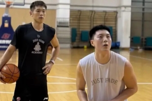 胡明轩与陆文博持续合练,专注进行投篮专项训练