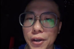 解说：达斯蒂·梅任大学主教练，强调团队篮球，重视防守