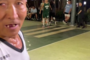 居然还能拉杆！上海74岁的大爷坐镇球场，球技碾压一众年轻人