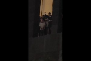 C罗酒店阳台亮相，引发众多球迷欢呼