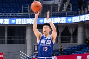 报道：青岛现有7名球员备战新赛季，段昂君正外训