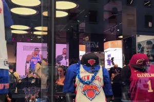 周玲安：恭喜马刺！来看下纽约市中心—尼克斯的球迷商店