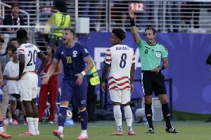 白宫直接向FIFA施压要求复审巴洛贡红牌事件，FIFA坚称未受影响